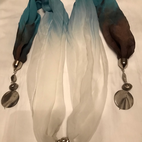 Scarf with attached jewelry - Picture 2 of 4